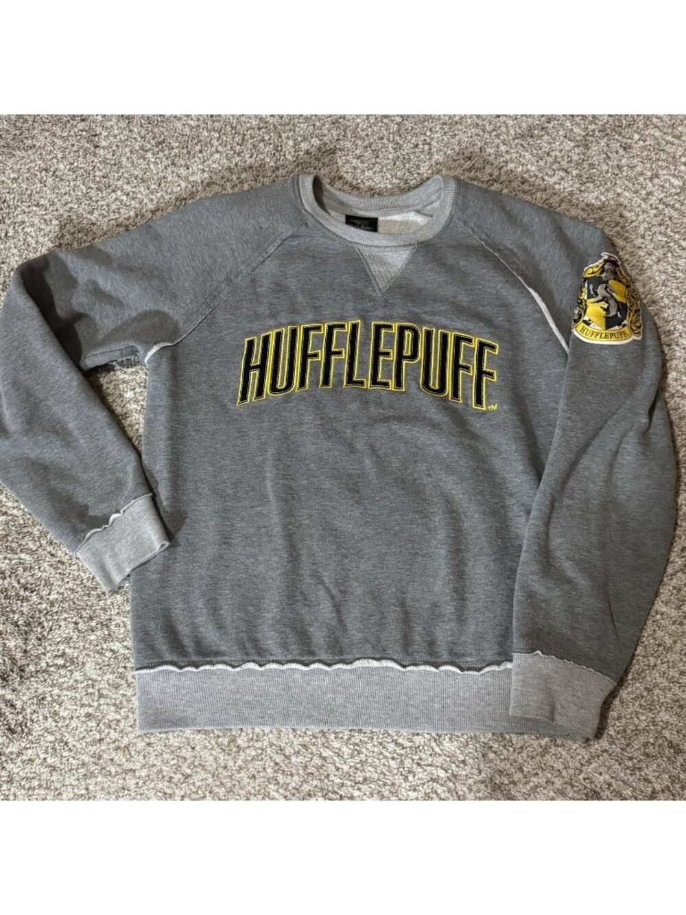 The Wizarding World of Harry Potter Hufflepuff Sweatshirt Men's M Crewneck